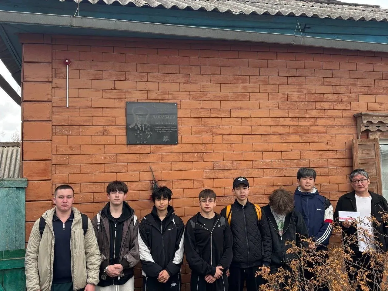 В преддверии Дня Победы ученики 9"А" (Миронова Е.В.), 9"В" (Максимова В.Н.), 9"Г" (Ихиныров К.А.), 9
