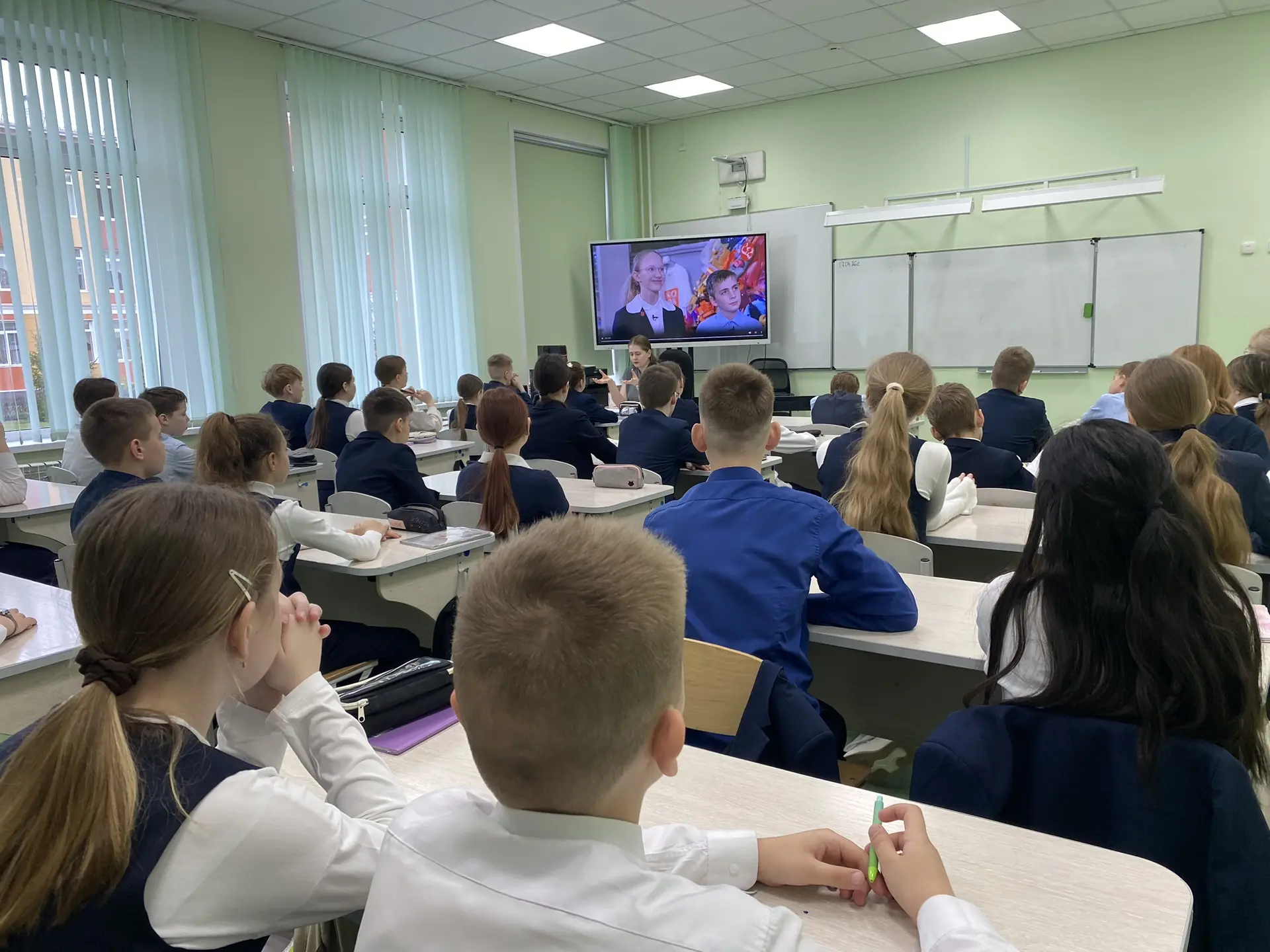 День Земли - каждый день.  🇷🇺 Понедельник в нашем лицее традиционно начался с торжественной линейки 