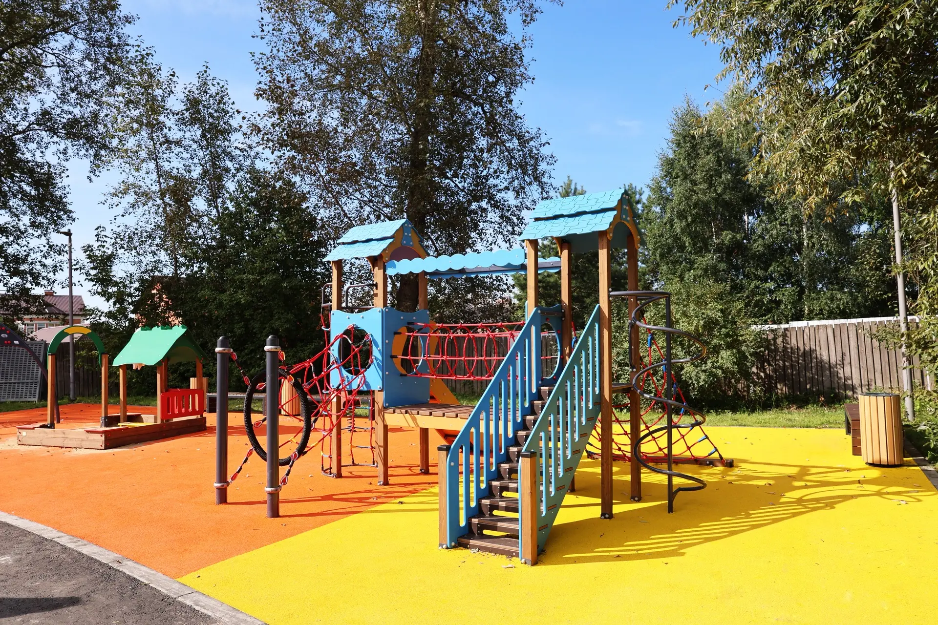 📍 Благоустройство детской площадки завершили в деревне Дудкино