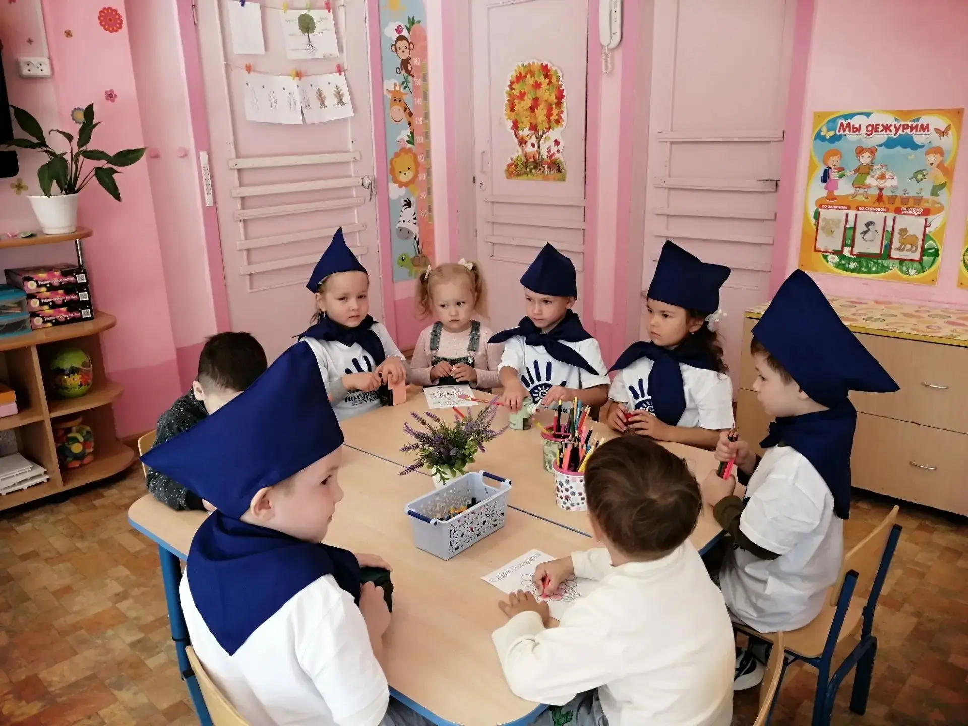 Настоящая дружба в действии! Юные тимуровцы из группы «Теремок» сегодня совершили свой ...