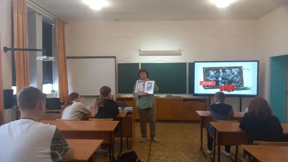 По традиции рабочая неделя в нашей школе начинается с поднятия флага и исполнения гимна...