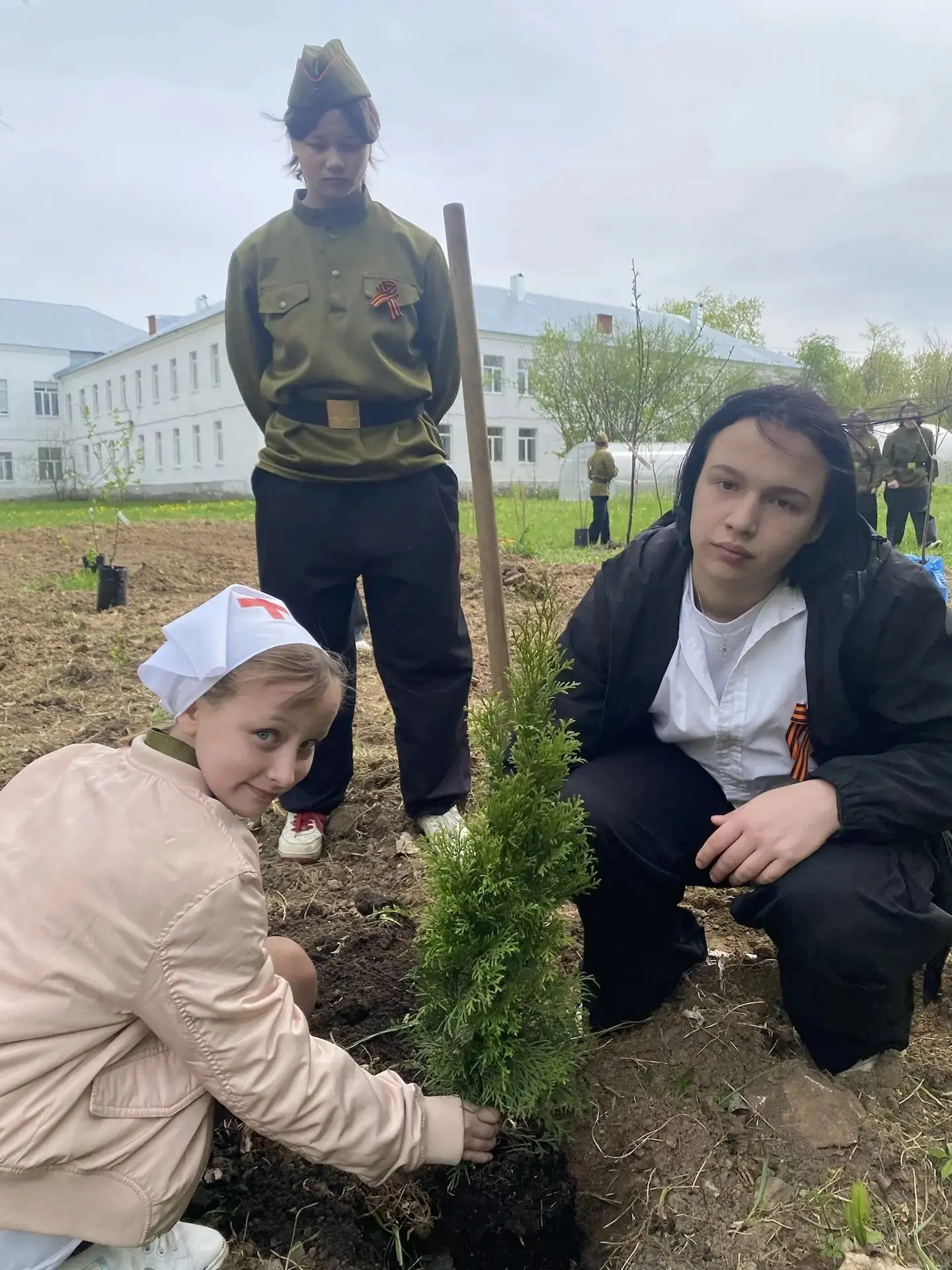 В памятный праздничный день ребята высадили вишни и туи в честь воспитанников Покровско...
