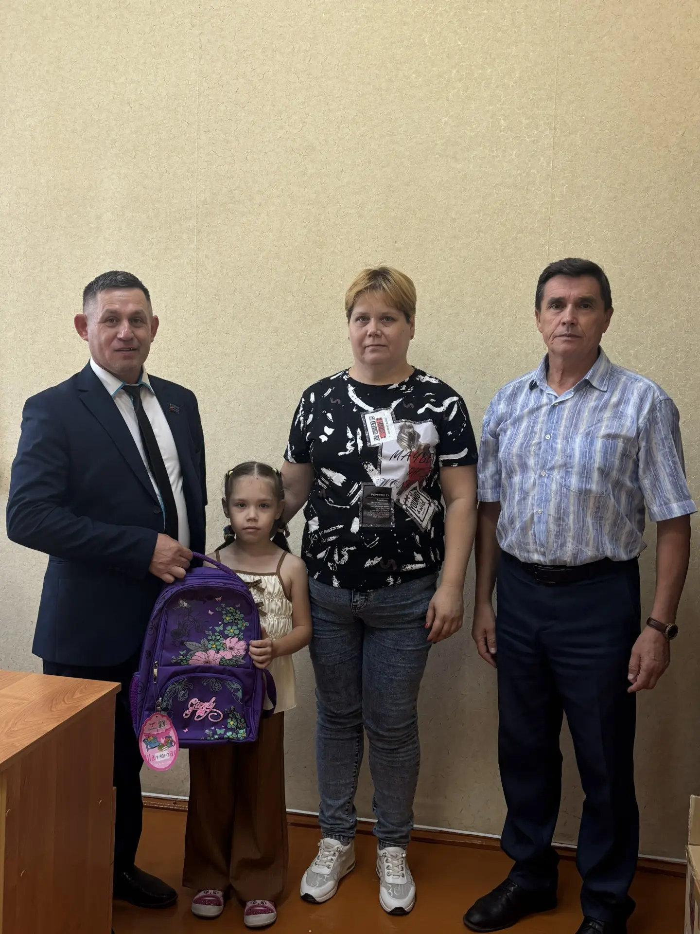 🔔Добрый старт в учебный год: Халим Алимов поздравил первоклассницу МАОУ «СОШ №3»