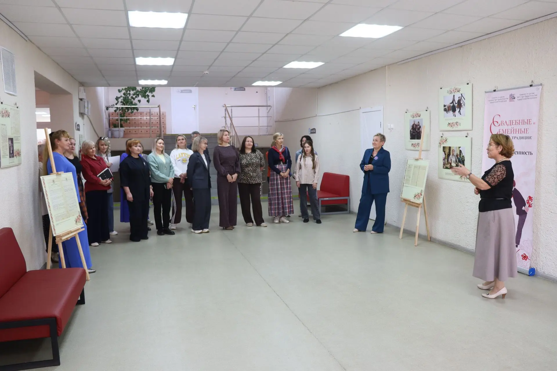 В районной библиотеке подвели итоги выставки «Свадебные и семейные традиции: история и ...