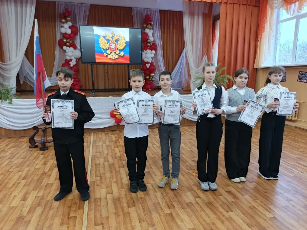 Понедельник, 16 февраля, рабочая неделя в нашей школе по традиции началась с выноса флага и исполнен