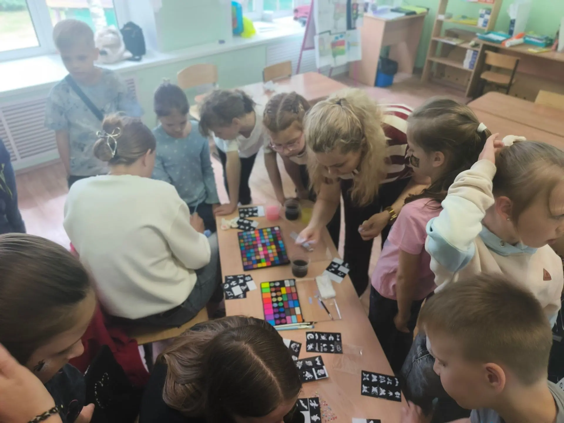 🎨 **Творческий день в нашем летнем лагере!** ✨

Сегодня у нас по-настоящему волшебная атмосфера: в 