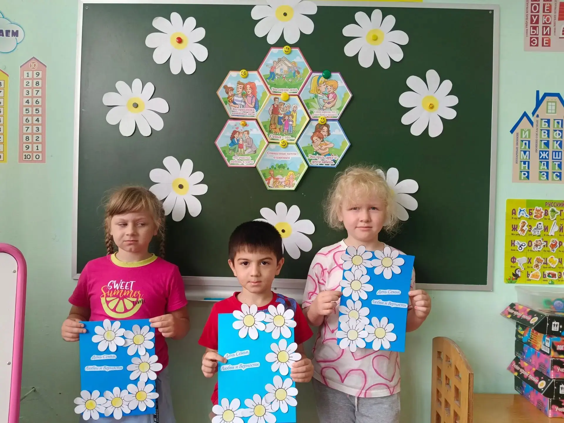С праздником, с Днём семьи, любви и верности! 🌼💖
Сегодня в нашем саду царила особенная атмосфера т