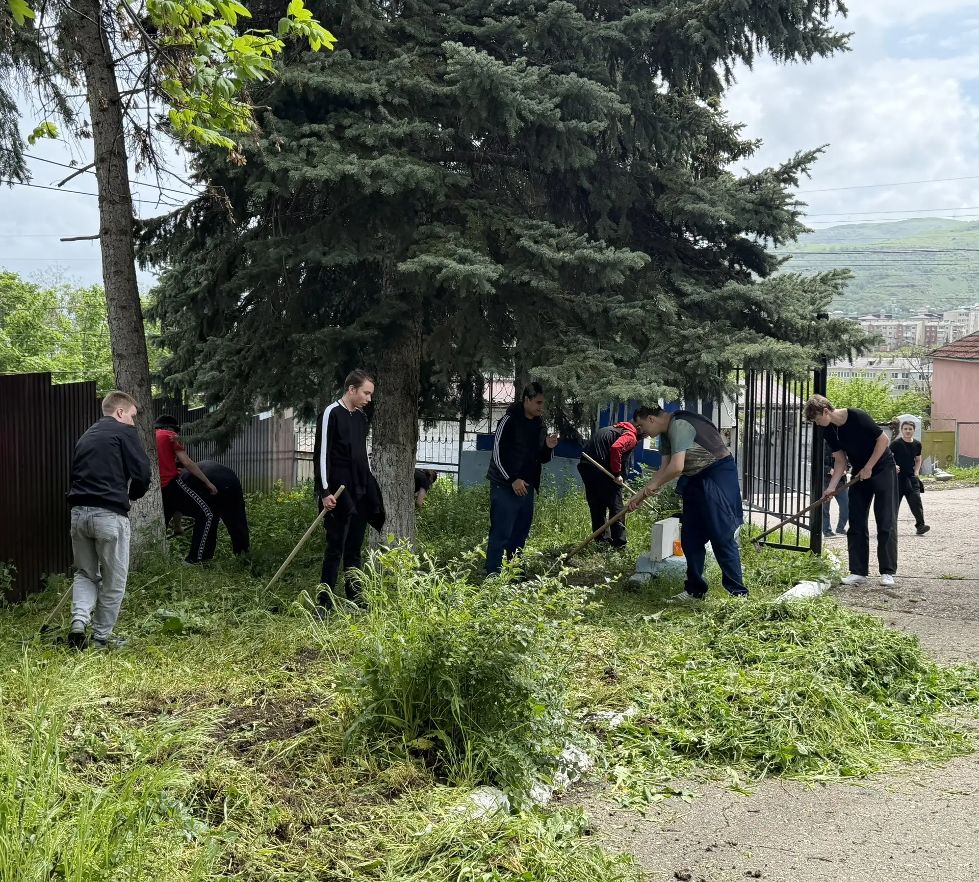 📌 Сегодня, 22 мая, студенты и преподаватели техникума дружно вышли на весеннюю уборку территории. 
