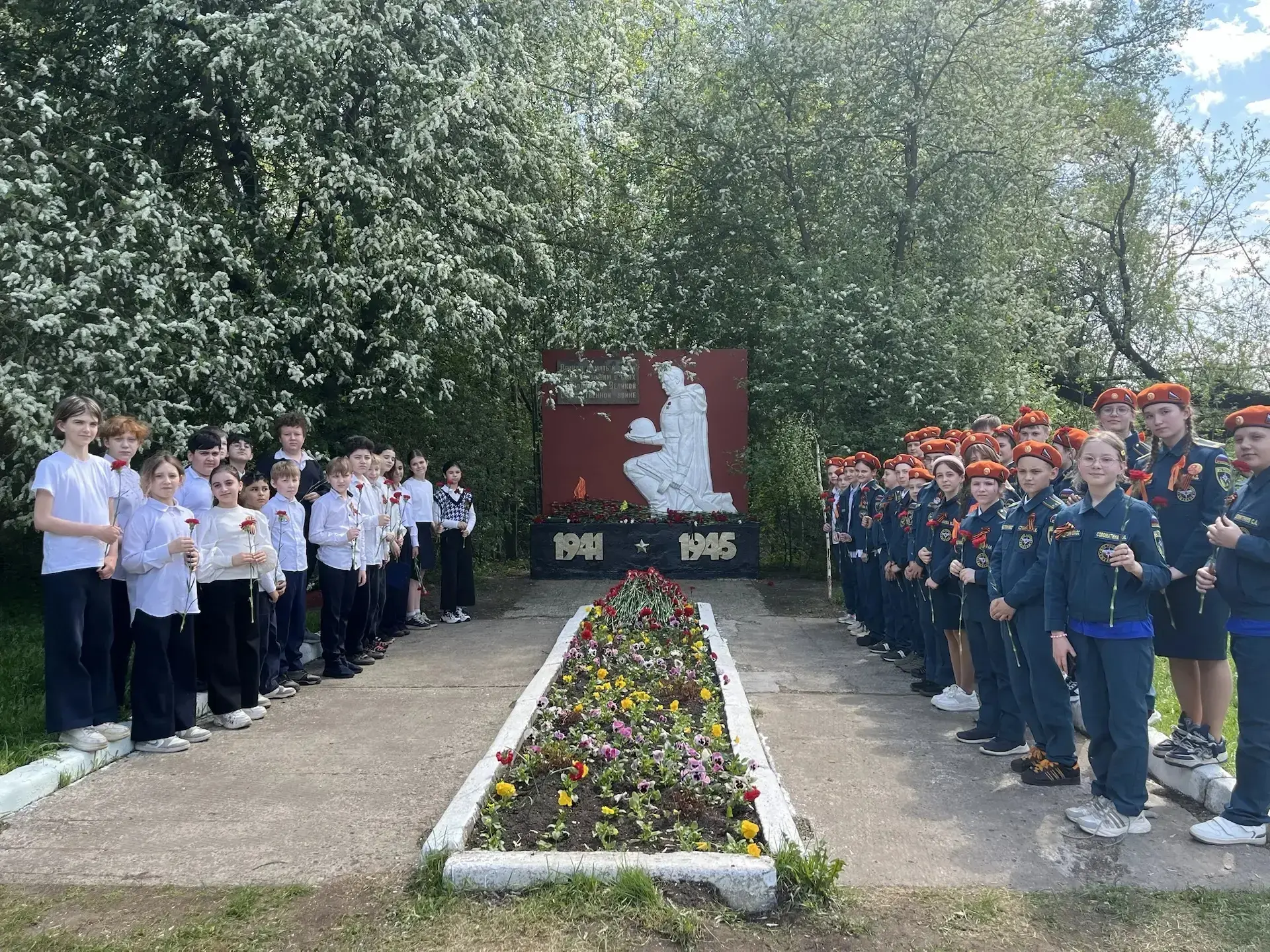 🎖 В преддверии Дня Победы ученики МАОУ СОШ №10 продолжают посещать мемориалы г.о. Долгопрудный.  В р