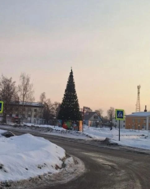 Новогоднюю елку до сих пор не убрали 🎄  В городе продолжают стоять праздничные украшения, несмотря н