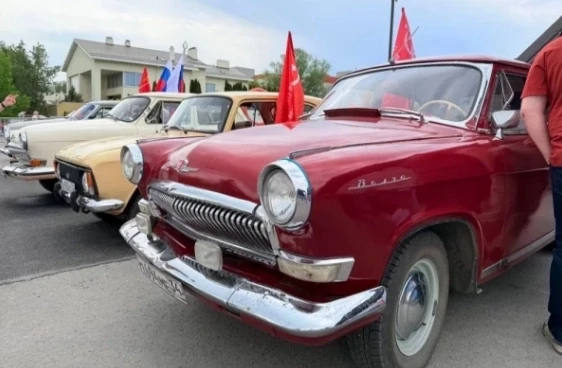 На Театральной площади прошёл VI ретрофестиваль «Машина времени», посвящённый 290-летию города

Праз
