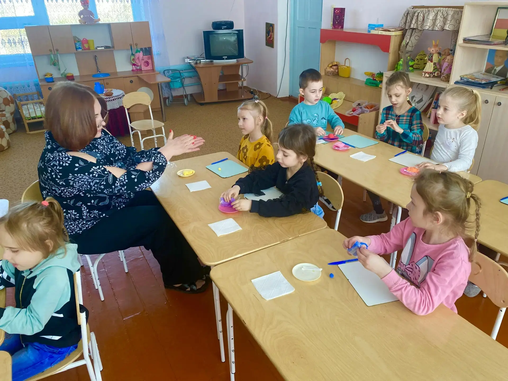 Кружок юный художник «Весенняя поляна из воздушного пластилина»