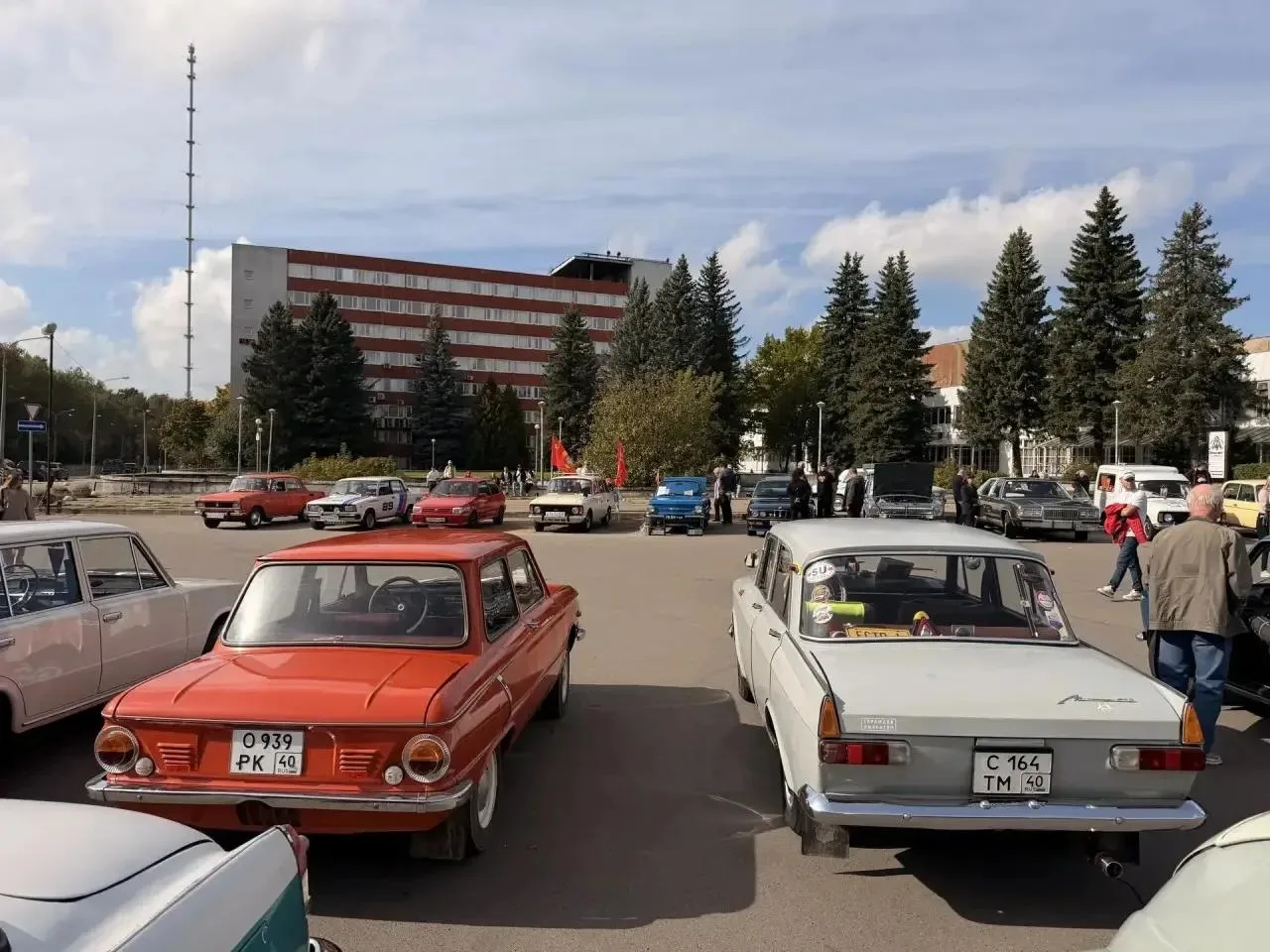 🚗 Площадь у ЦКБ превратилась в музей под открытым небом