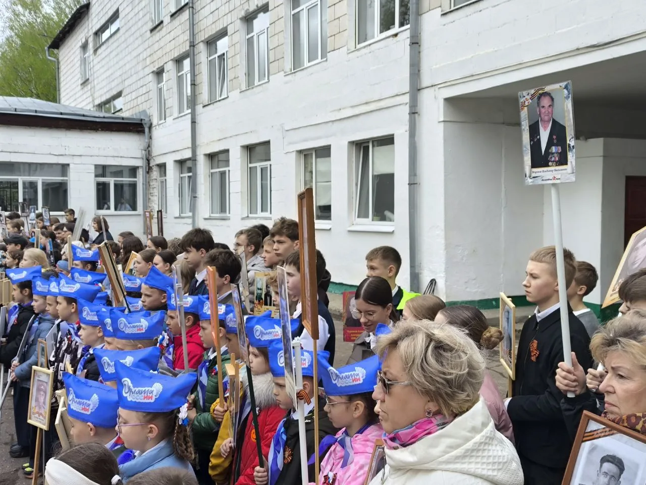 НАШ БЕССМЕРТНЫЙ ПОЛК  9 мая – день в нашей стране особенный. Это и праздник, и печаль одновременно. 