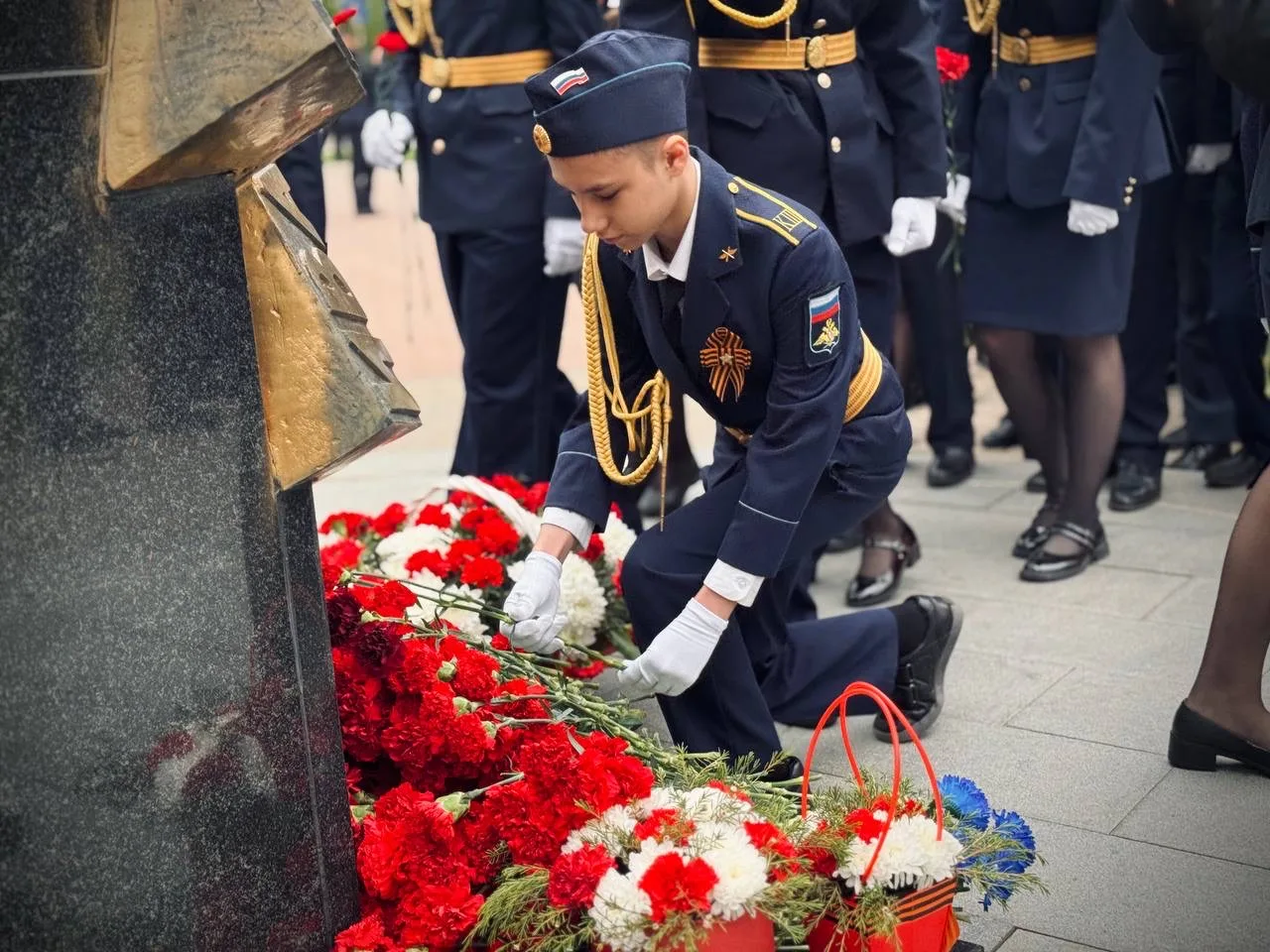 Память, которую мы храним вместе.  8 мая у памятника «Три Ивана» состоялась торжественная церемония 