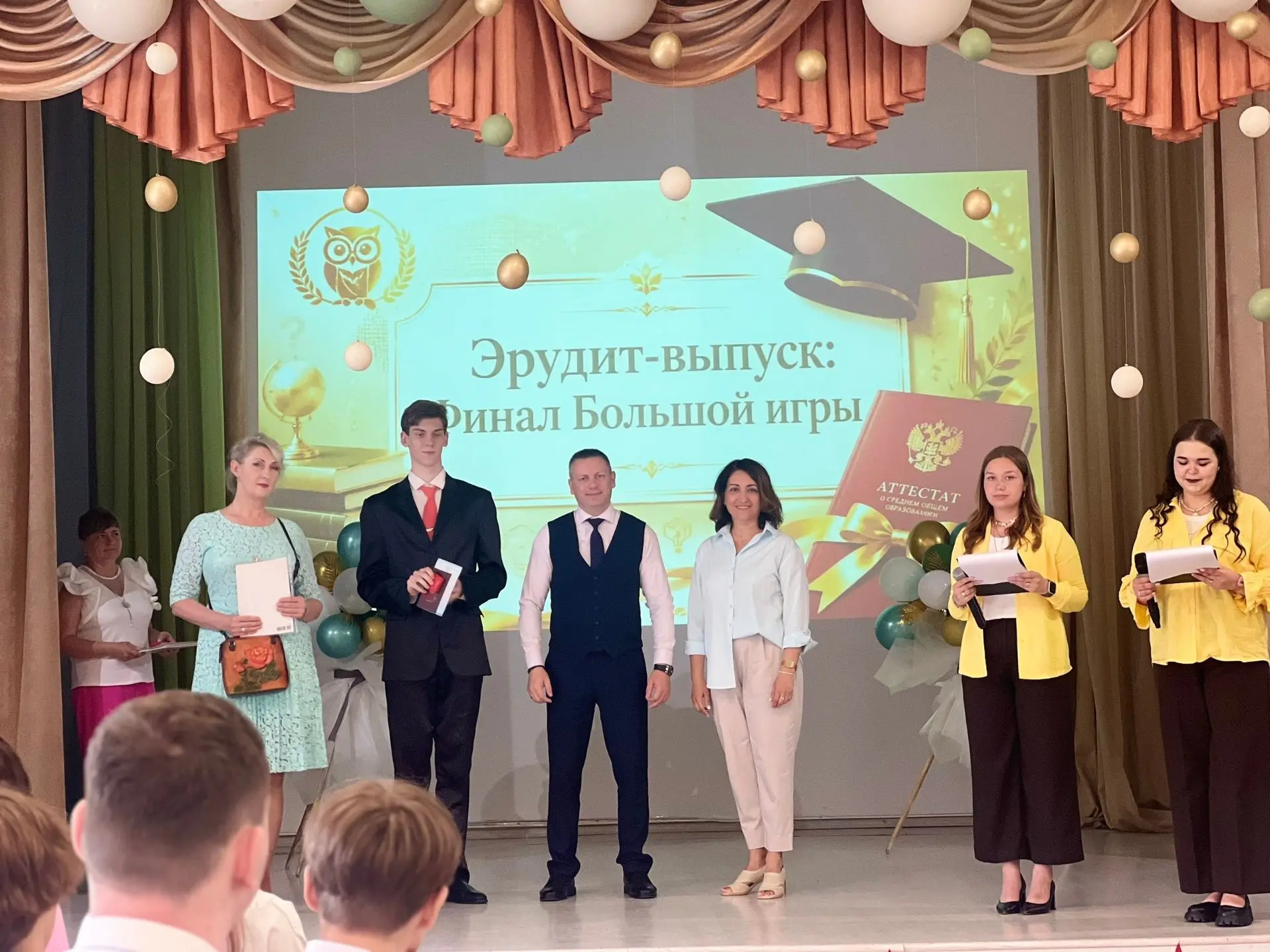 Сегодня в нашей школе прошла торжественная церемония вручения аттестатов о среднем общем образовании