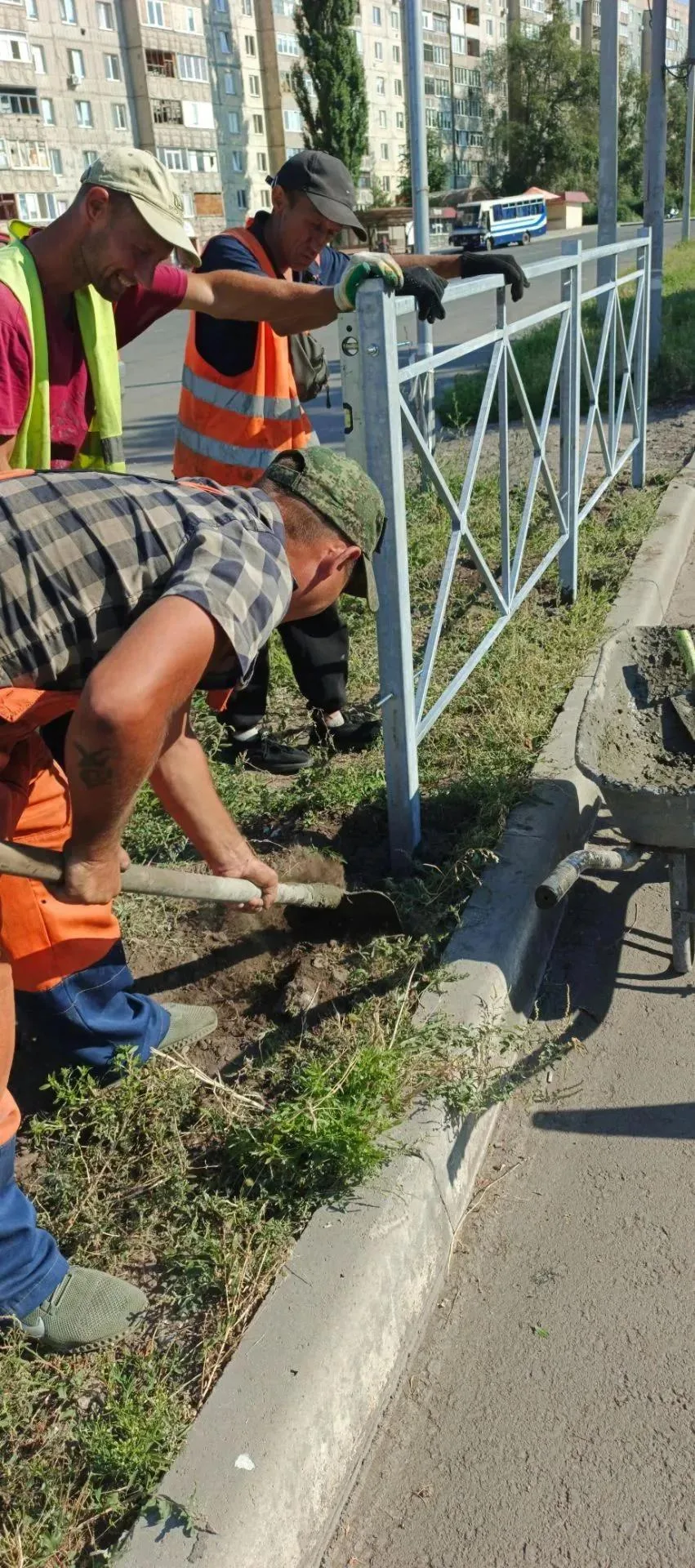 🚧 В Первомайске на участке региональной трассы продолжается установка перильных огражд...