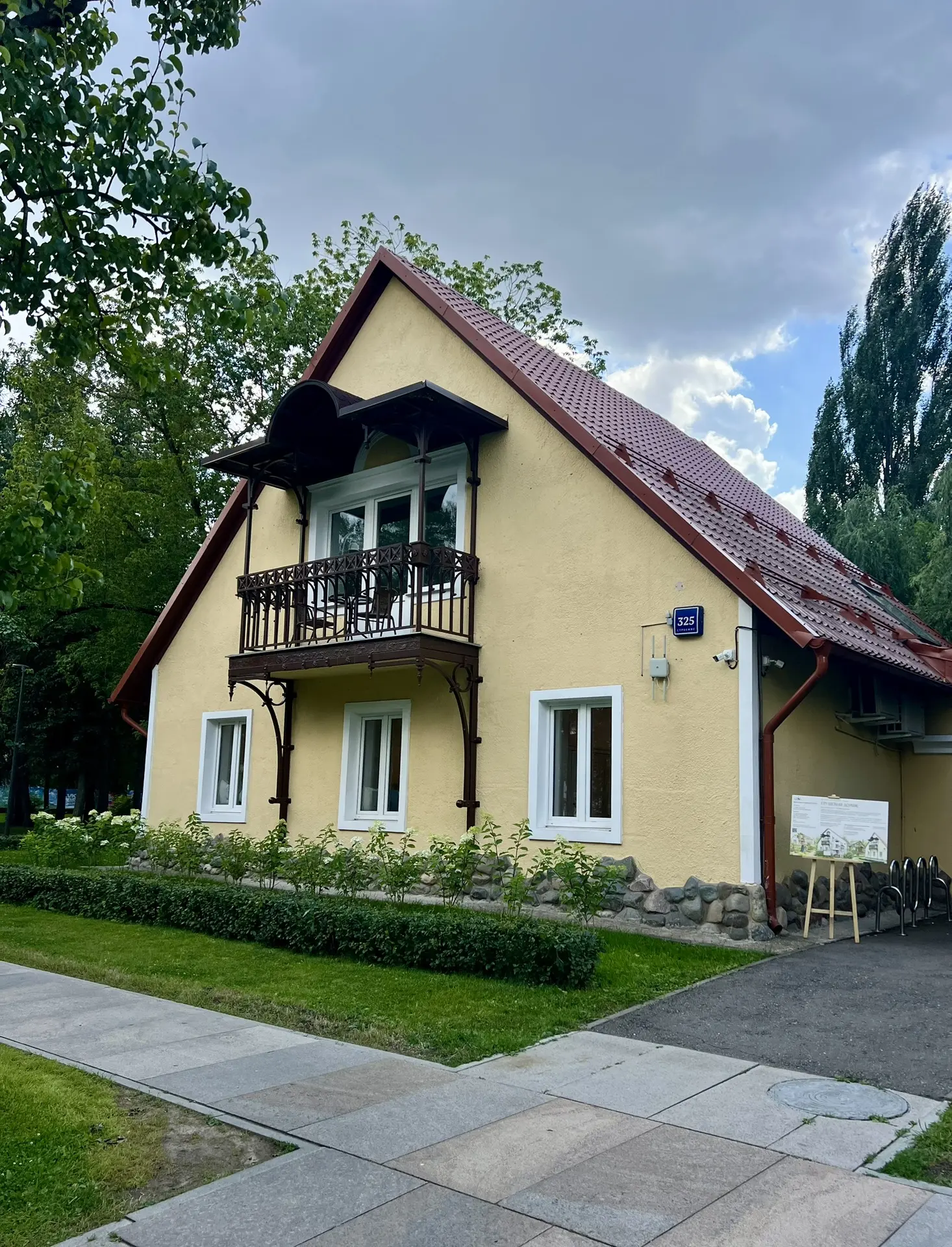 Тихо и уютно на ВДНХ, такие симпатичные домики на Кольцевой дороге на территории ВДНХ