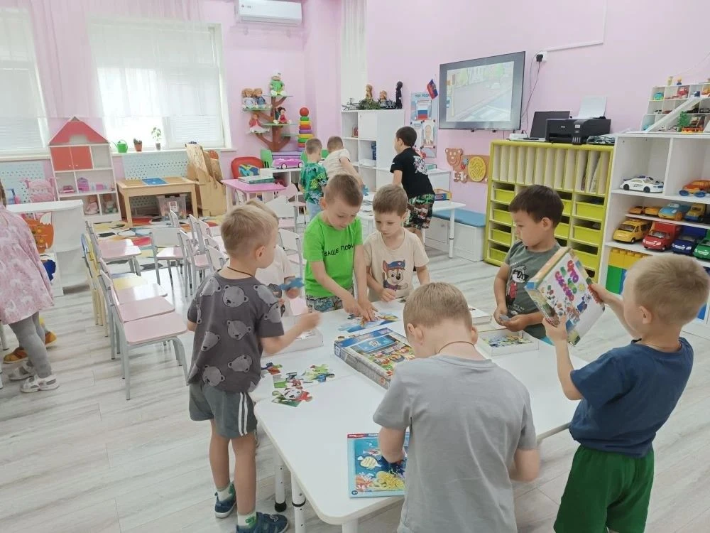 Беседа с ребятами группы №5. " Безопасность на дороге"‼️
Задачи:- уточнить представление детей об ул
