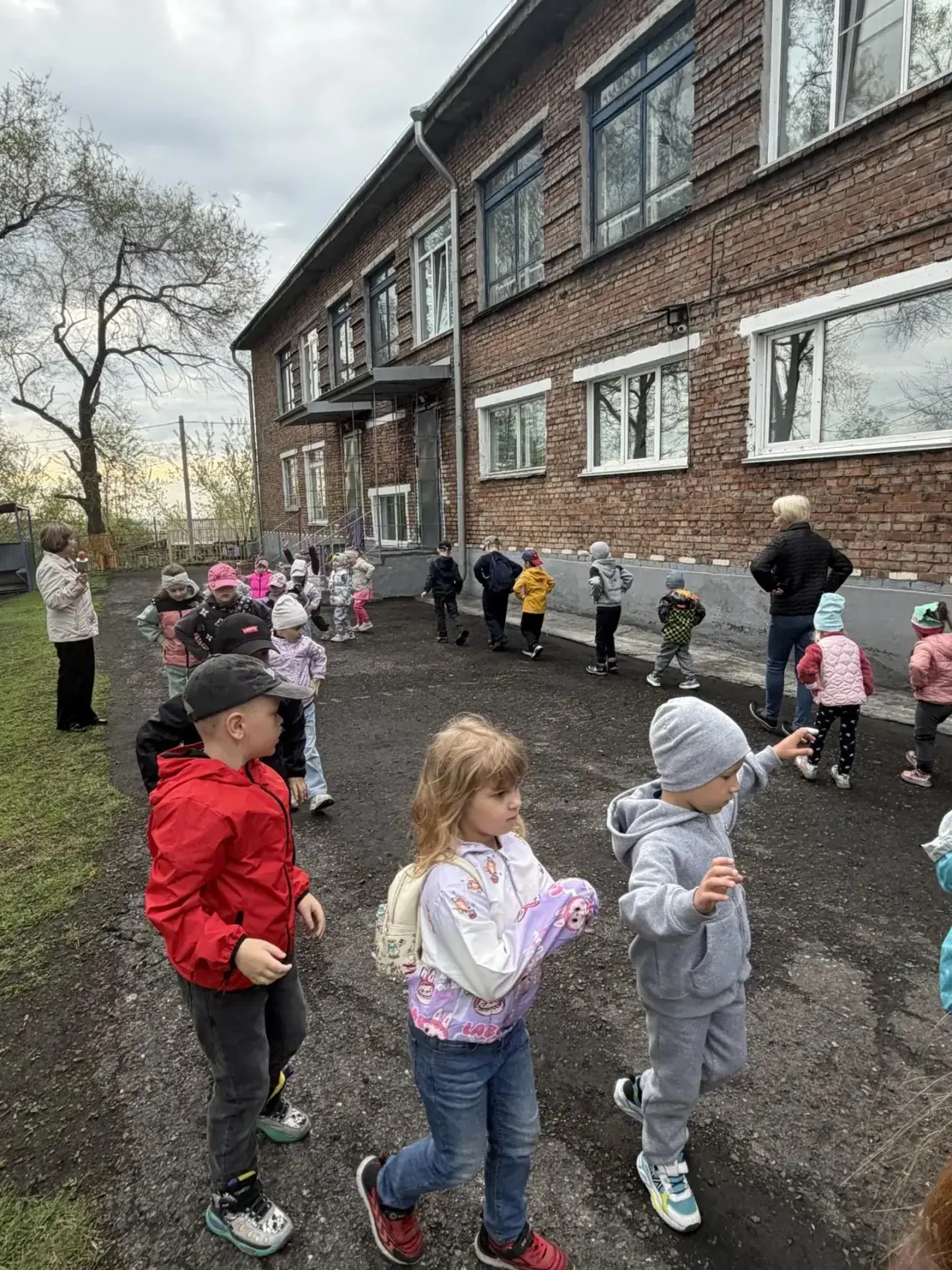 Зарядка на свежем воздухе: почему это важно? ☀️Доброе утро начинается не с каши, а с бо...