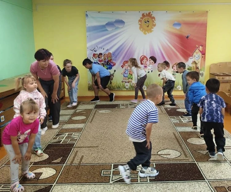По утрам - не ленись,
На зарядку становись!
 В нашем детском саду, утро начинается с весёлой утренне