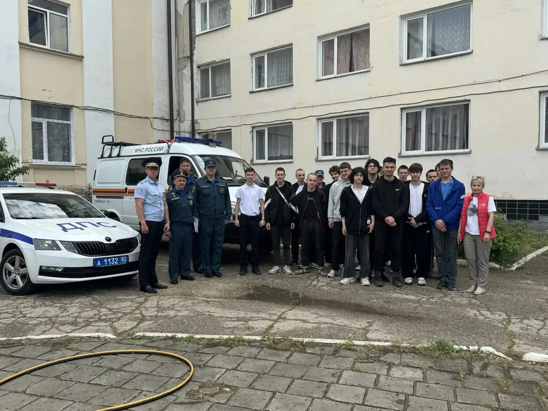 В техникуме, сотрудники ГИБДД и МЧС провели совместное мероприятие, направленное на повышение безопа
