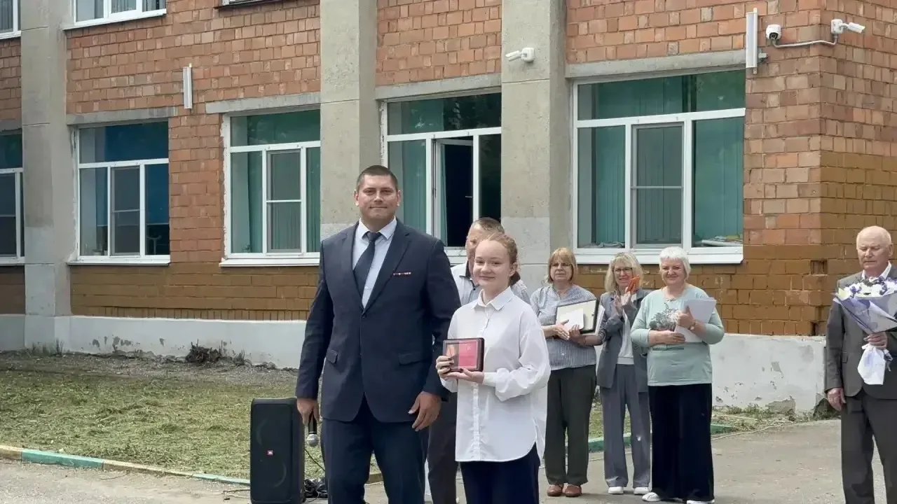 В нашей школе учатся Герои!  25–26 мая на линейках вручили награды тем, кто доказывает: герои живут 
