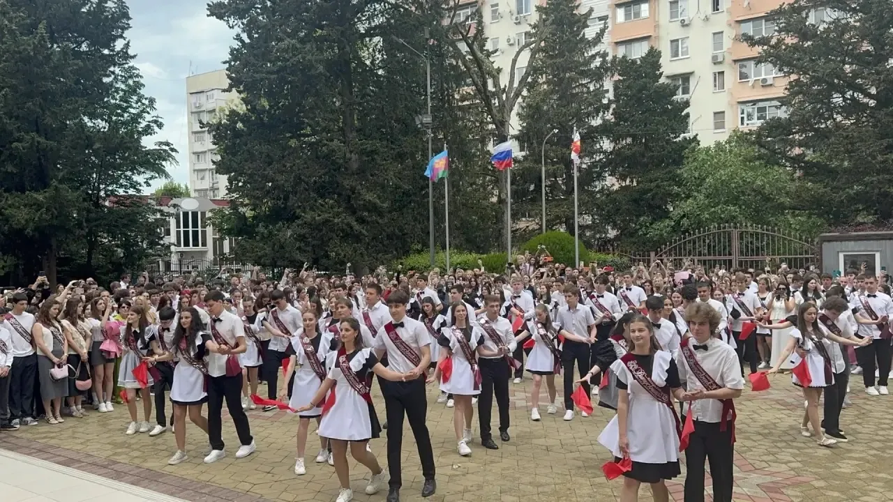 🔔 Сегодня для выпускников прозвучал последний звонок — 2026!  Дорогие выпускники!   🔔Этот звонок — с
