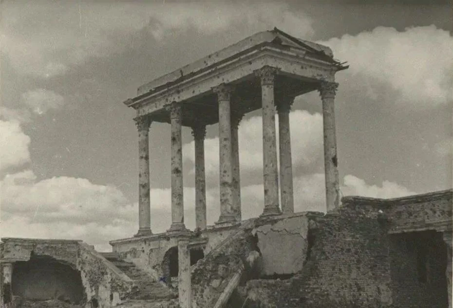 Портик разрушенного вражеским обстрелом стадиона (фото 1948 год) и стадион в наши дни.

#колпинскийр