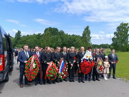 В преддверии Дня памяти и скорби у Мемориального комплекса в деревне Жестяная Горка Батецкого округа