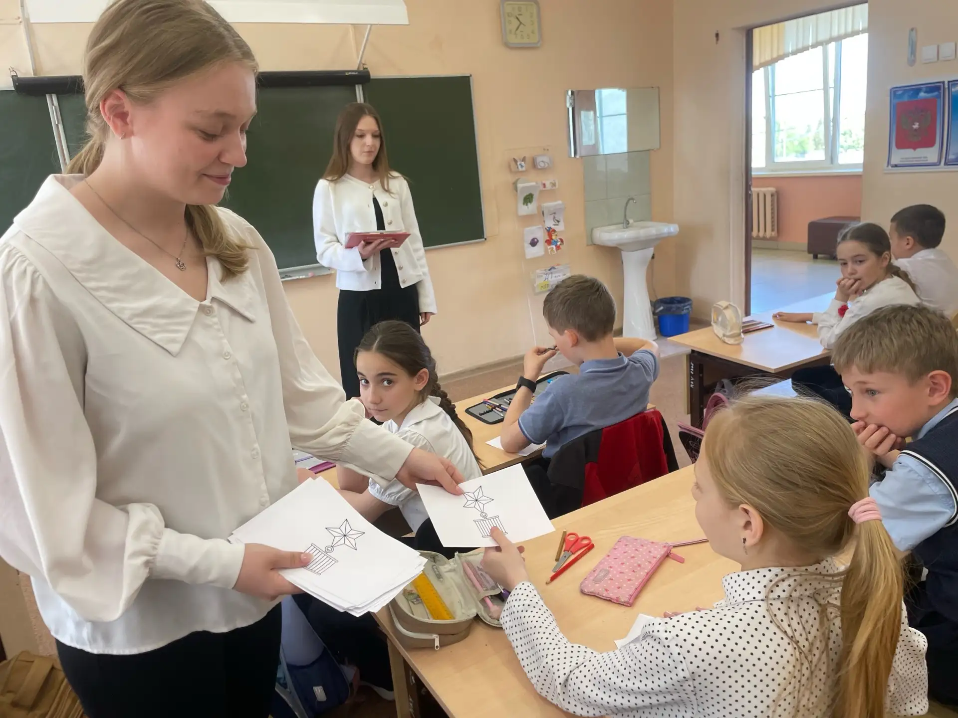 ⭐ «Сокол Победы»: как 3-й класс познакомился с героем-лётчиком Алексеем Грачёвым  6 мая ученицы 10 к