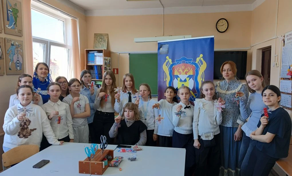 20 марта в нашей школе прошел увлекательный мастер-класс по изготовлению куклы-оберега, который пров