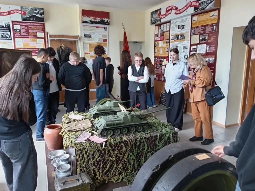⚒️РАЙОН, ГДЕ КОВАЛАСЬ СТАЛЬ⚒️  🏭30 апреля ученики 8Д класса вместе с классным руководителем Шутовой 