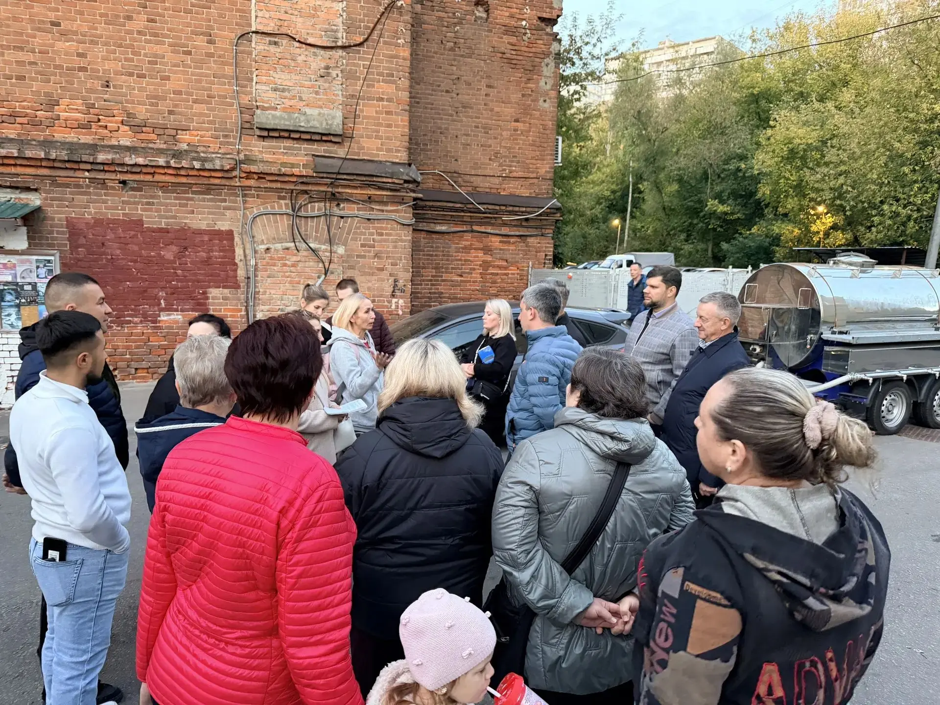 Глава управы Дмитрий Захаров провёл еженедельный обход территории района Южное Тушино