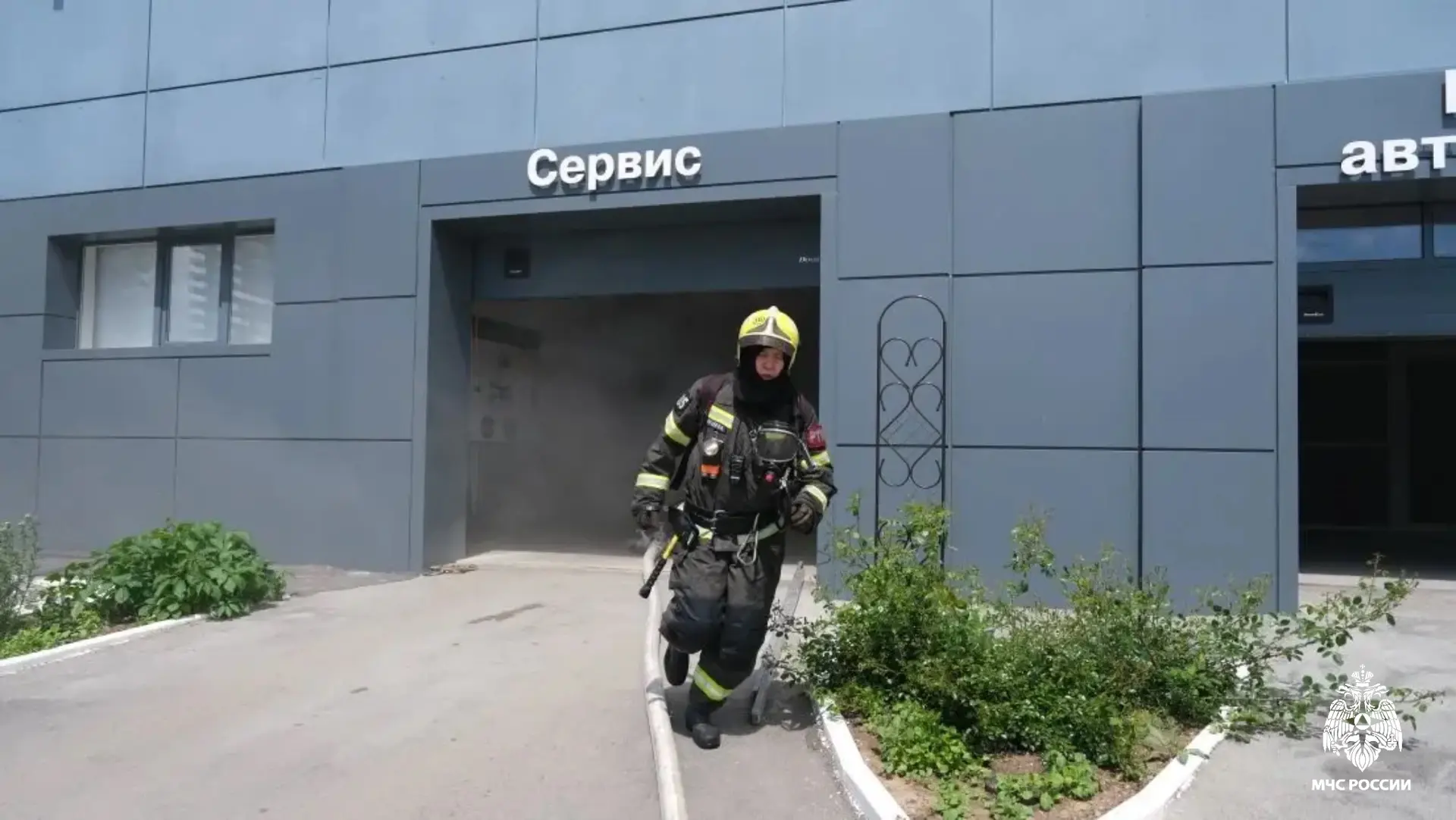 🔹В Элисте сотрудники МЧС Калмыкии ликвидировали пожар в автосалоне  🔹Сегодня, в 11:59 поступило сооб