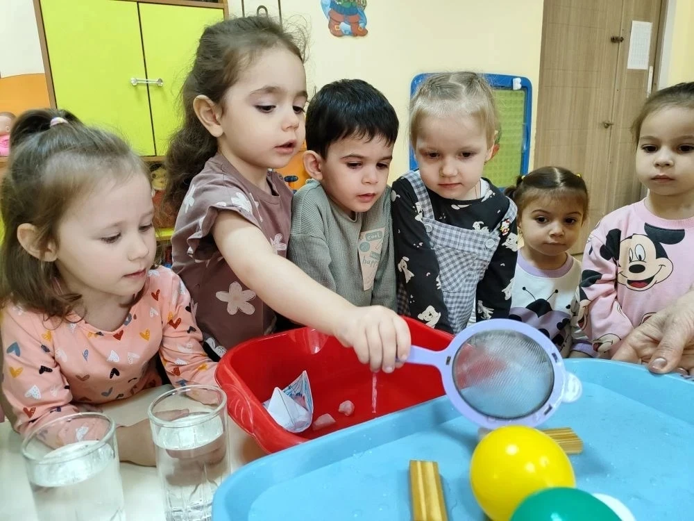 Дети любят эксперименты,  для них это способ познания мира. В возрасте от двух до трех ...