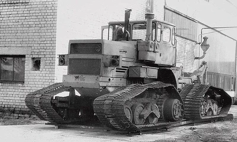 Гусеничный вариант советского четырёхколёсного тяжёлого тягача К-701Б «Кировец». Колёса...