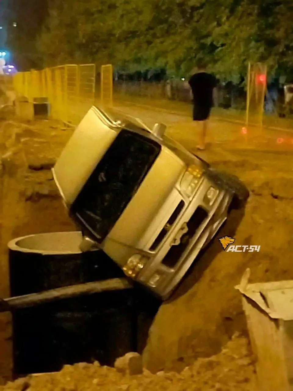 Водитель минивэна каким-то чудом провалился в яму на Петухова 😳