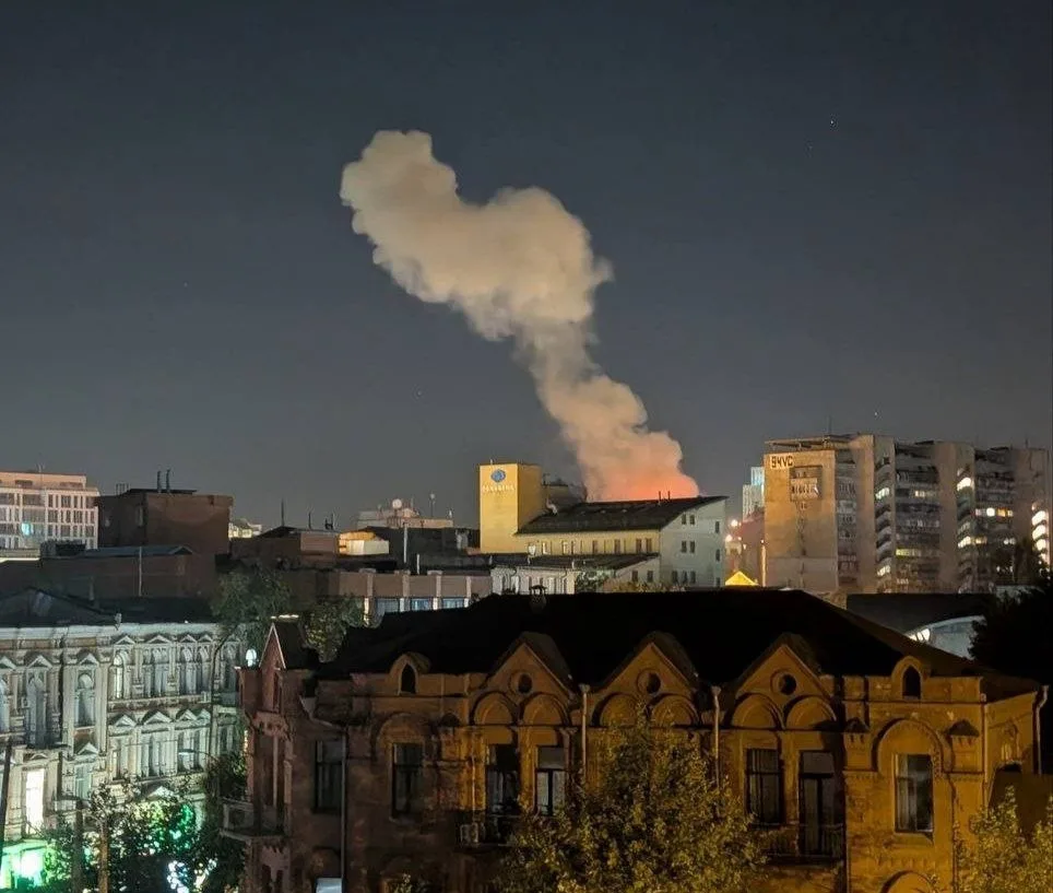 💥 Несколько БПЛА атаковали бизнес-центр в центральной части Днепропетровска