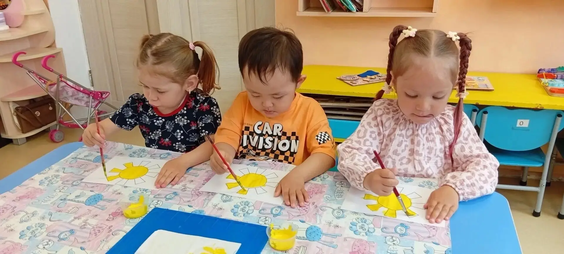 🌞 Сегодня в группе "Радуга" наши маленькие художники рисовали солнышки! Каждый созданн...