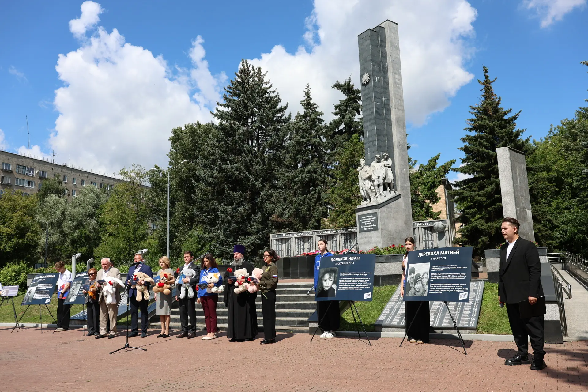 27 июля – День памяти детей-жертв войны в Донбассе

Почтили память более 200 мальчиков и девочек, ст