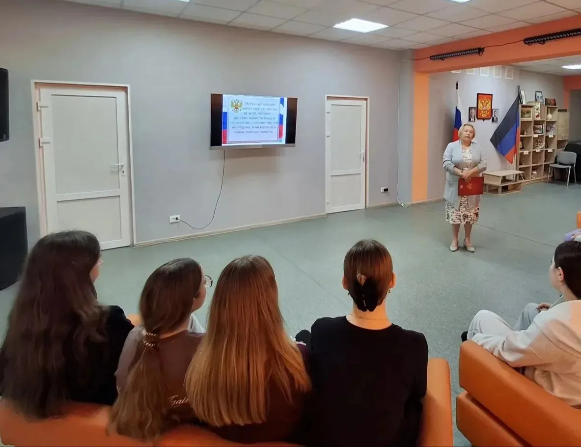 В молодежном отделе Светлодарского городского Дворца культуры состоялась беседа "Мы - п...