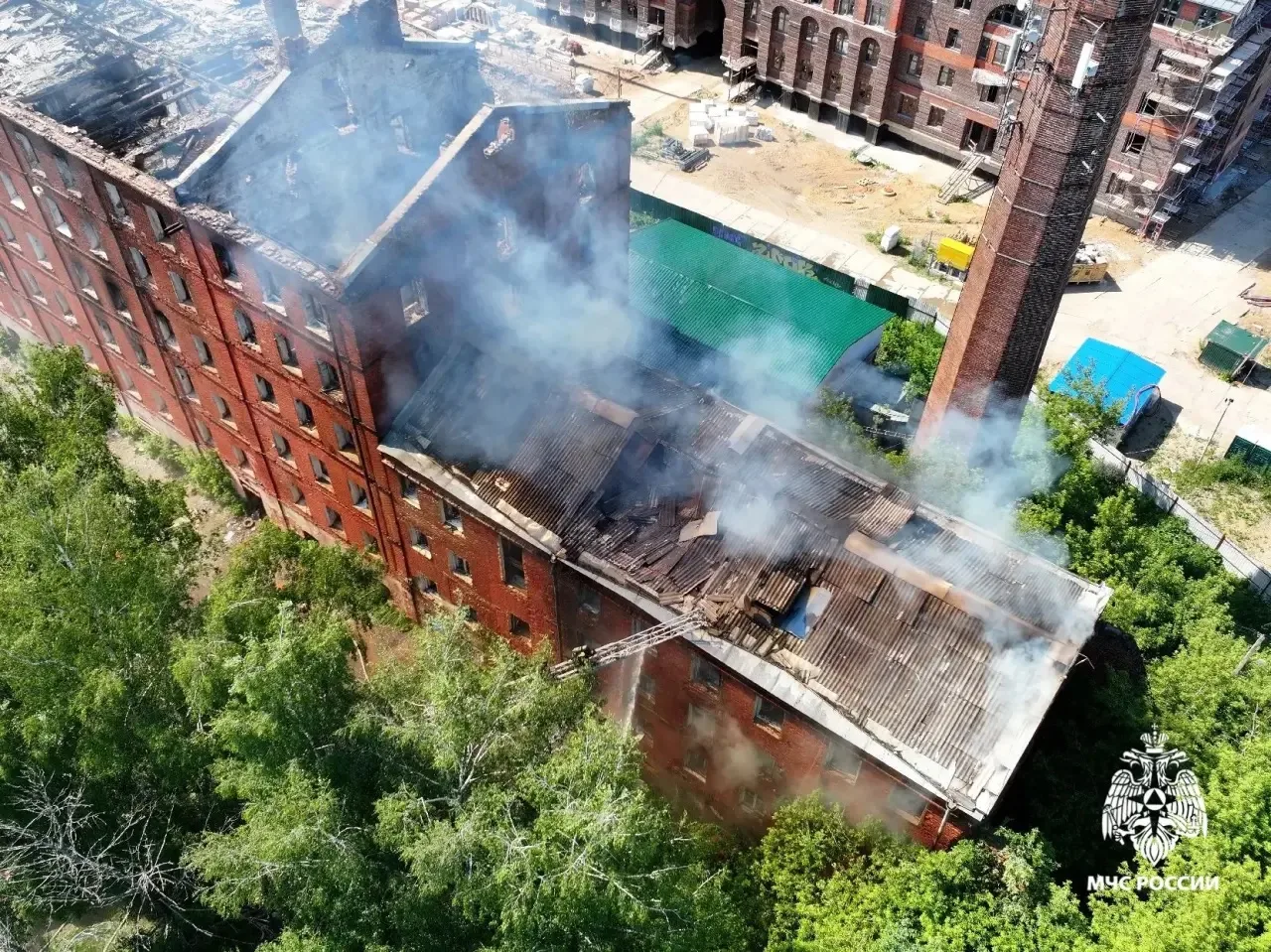 🔥 В Ярославле пожар уничтожил кровлю дома-крейсера 

🚒 Подробности сообщили в пресс-службе областн
