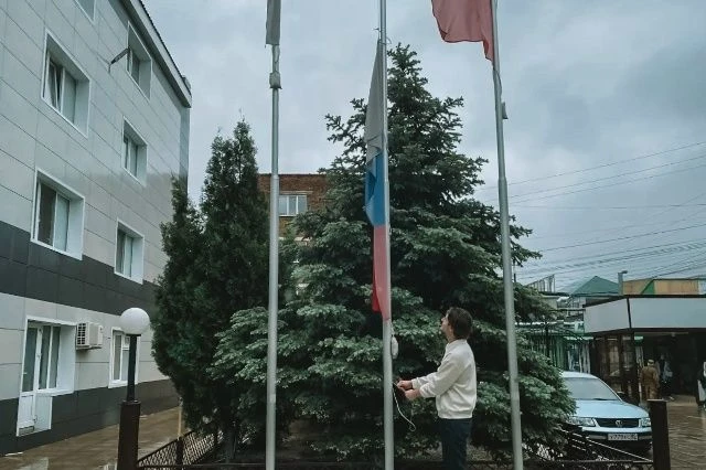 🇷🇺 Развевающийся на ветру флаг Российской Федерации символизирует мощь государства, е...