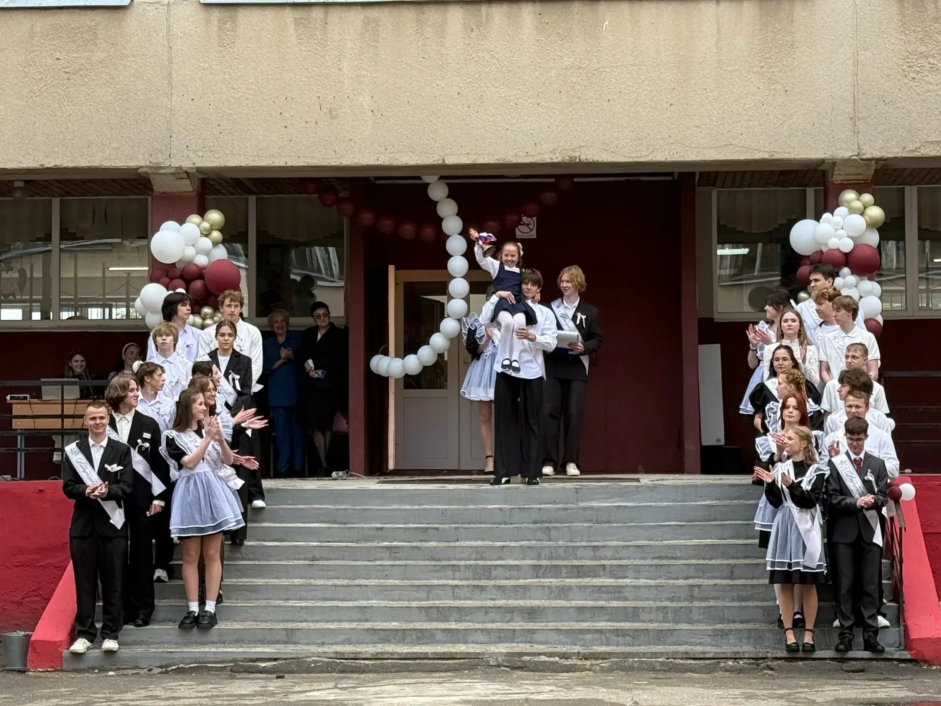 В школе №69 прозвенел последний звонок для выпускников 9 и 11 классов.   Школьный двор наполнился ул