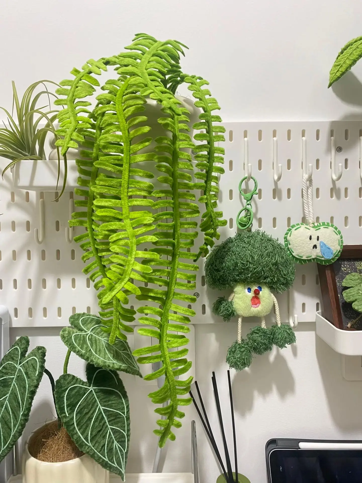 Вот это да… 😍 Вы только посмотрите, какая оранжерея из синельной проволоки!  Это просто что-то нереа