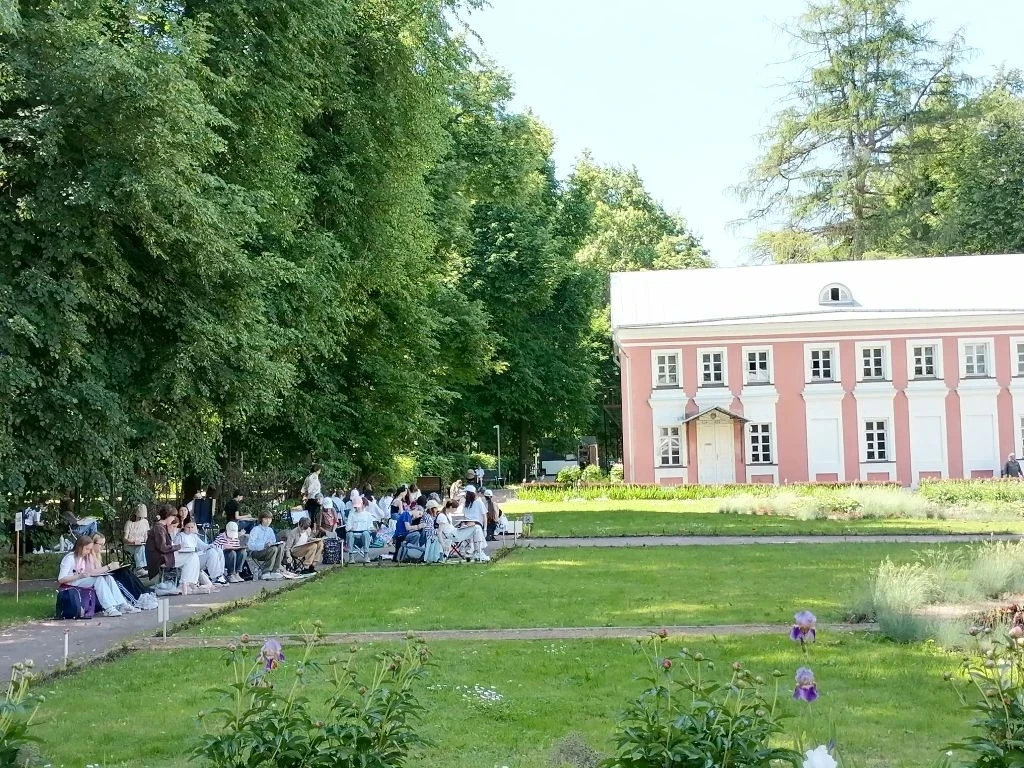 🏛🌳 Вдохновение там, где история встречается с юными талантами

🖼 Сегодня старинный липовый парк у