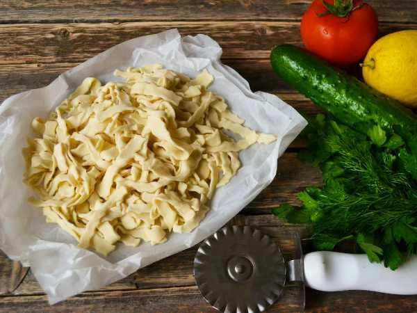 🍜 Постная лапша.  Ингредиенты:  • Вода питьевая — 100 мл • Соль — 1/2 ч. л. • Мука — 250 г + подпыл 