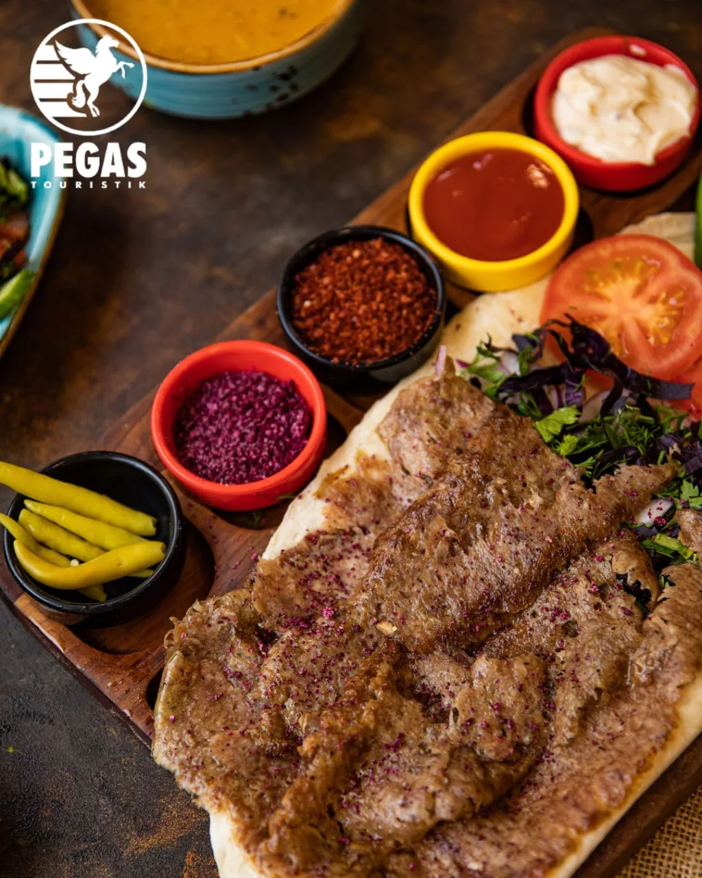 🥓 Искендер-кебаб (тур. İskender kebap) — одно из известных блюд турецкой кухни