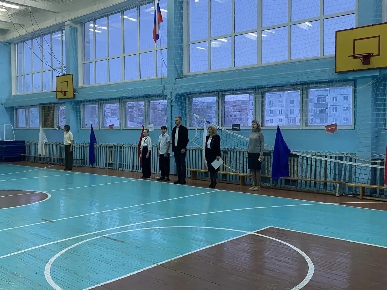 В нашей школе еженедельно осуществляется церемония поднятия Государственного флага Российской Федера